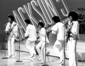 O grupo "Jackson 5" composto por Michael Jackson e seus irmaos.