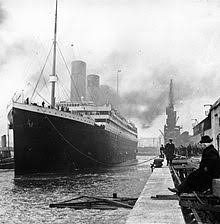 O RMS Titanic saindo da cidade de Belfast com destino à Southampton.